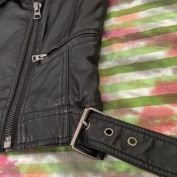 Size small black leather vest - Picture 3 of 5